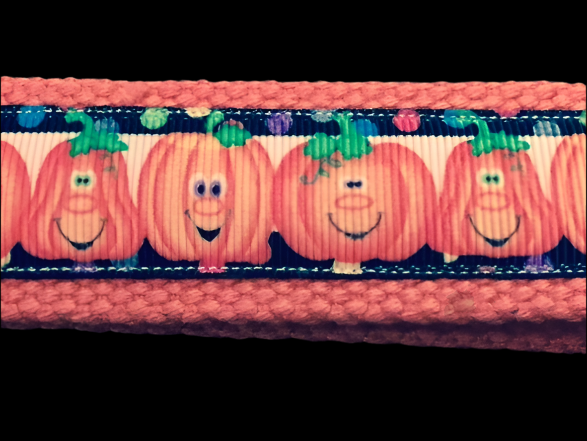 🎃 Smiling Pumpkins Wristlet Keychain – Fun & Festive Fall Accessory