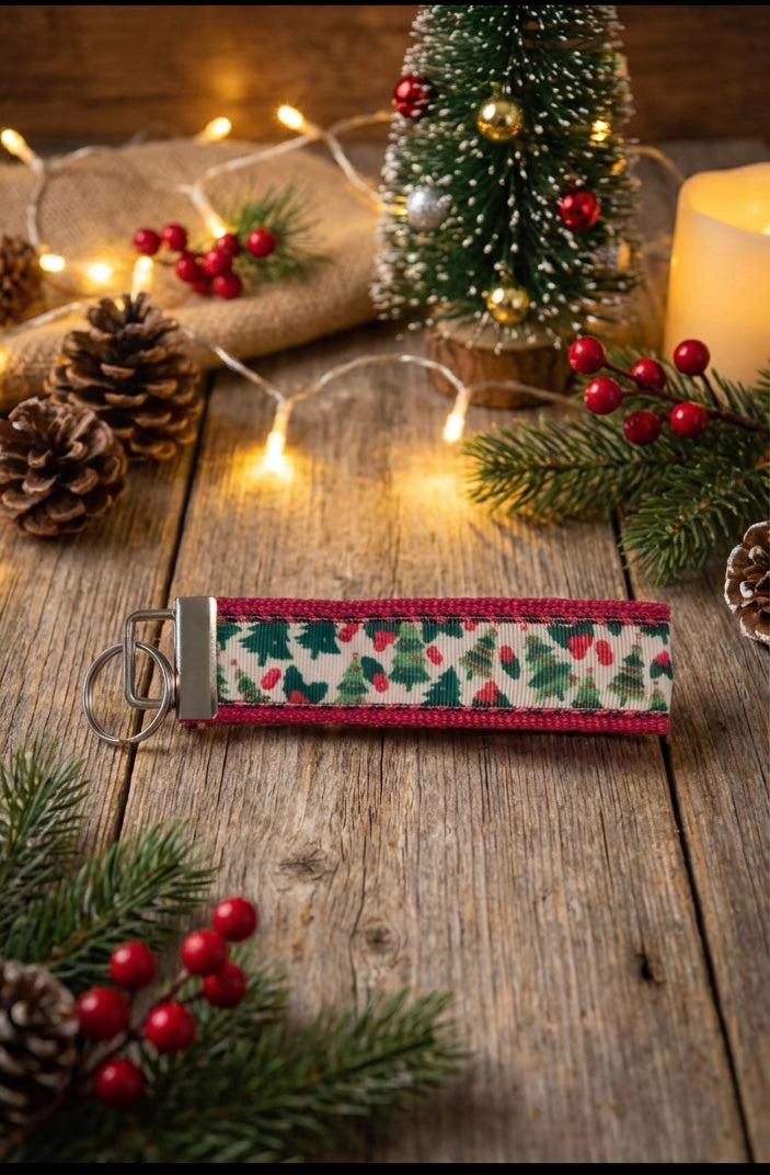 🎄 Christmas Holiday Wristlet Keychain – Festive Pine Tree & Holly Pattern – Perfect Stocking Stuffer!