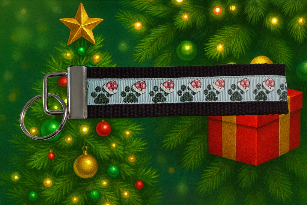 🎄 Christmas Paw Print Keychain Wristlet – Holiday Pet Lovers Gift