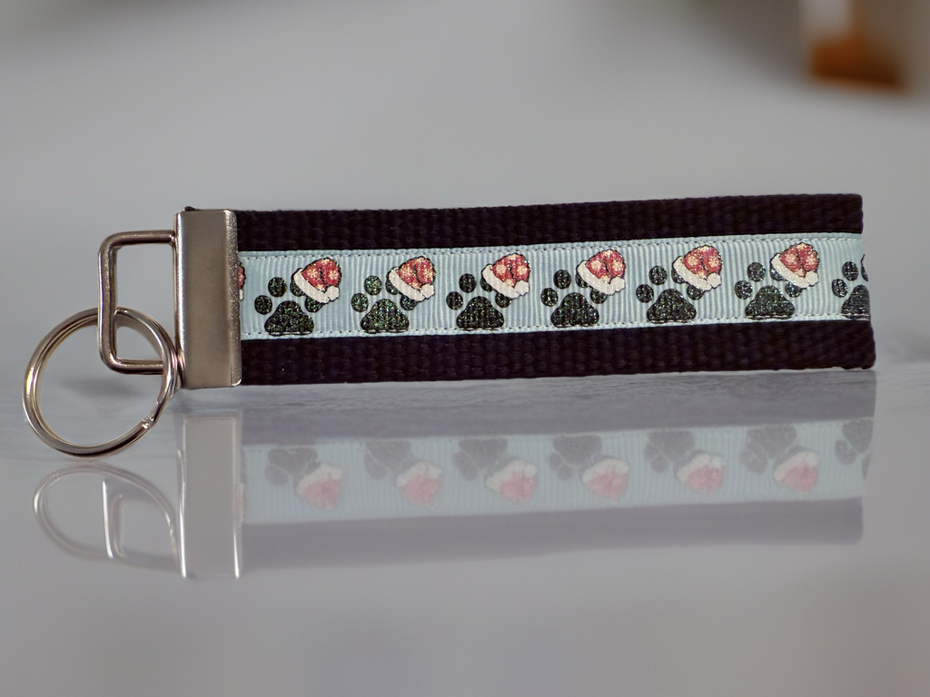 🎄 Christmas Paw Print Keychain Wristlet – Holiday Pet Lovers Gift
