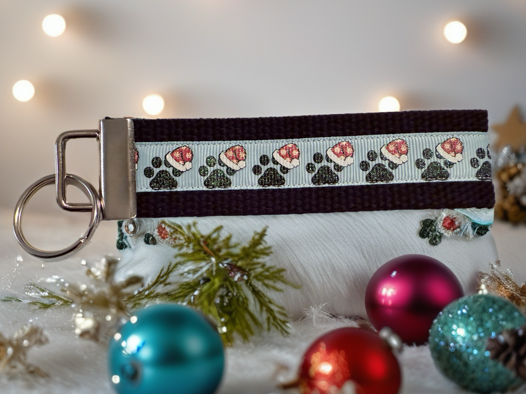 🎄 Christmas Paw Print Keychain Wristlet – Holiday Pet Lovers Gift