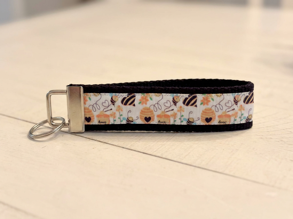 🐝 Bee Wristlet Keychain – Cute Honey Bee Key Fob, Beehive Keychain for Women, Bee Lover Gift, Floral Bee Pattern, Handmade Keychain Wristlet