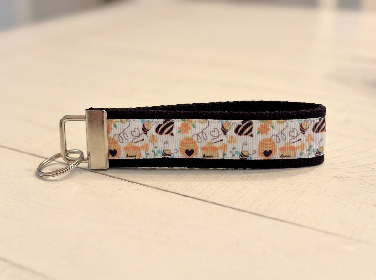 🐝 Bee Wristlet Keychain – Cute Honey Bee Key Fob, Beehive Keychain for Women, Bee Lover Gift, Floral Bee Pattern, Handmade Keychain Wristlet