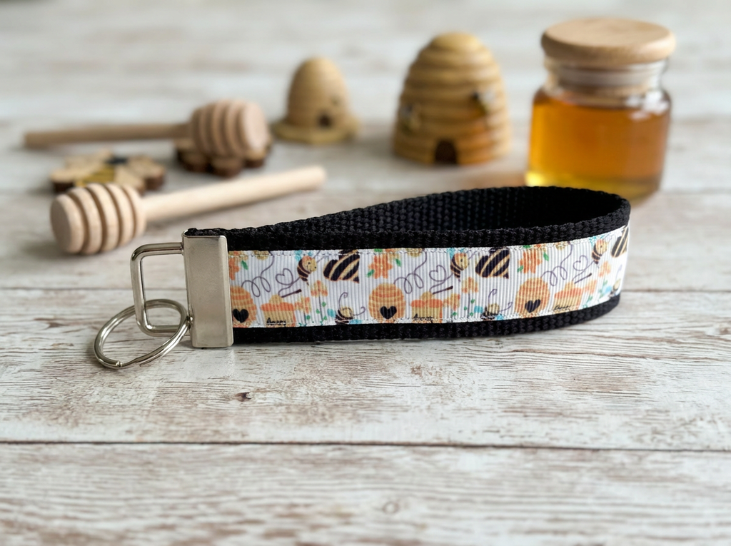 🐝 Bee Wristlet Keychain – Cute Honey Bee Key Fob, Beehive Keychain for Women, Bee Lover Gift, Floral Bee Pattern, Handmade Keychain Wristlet