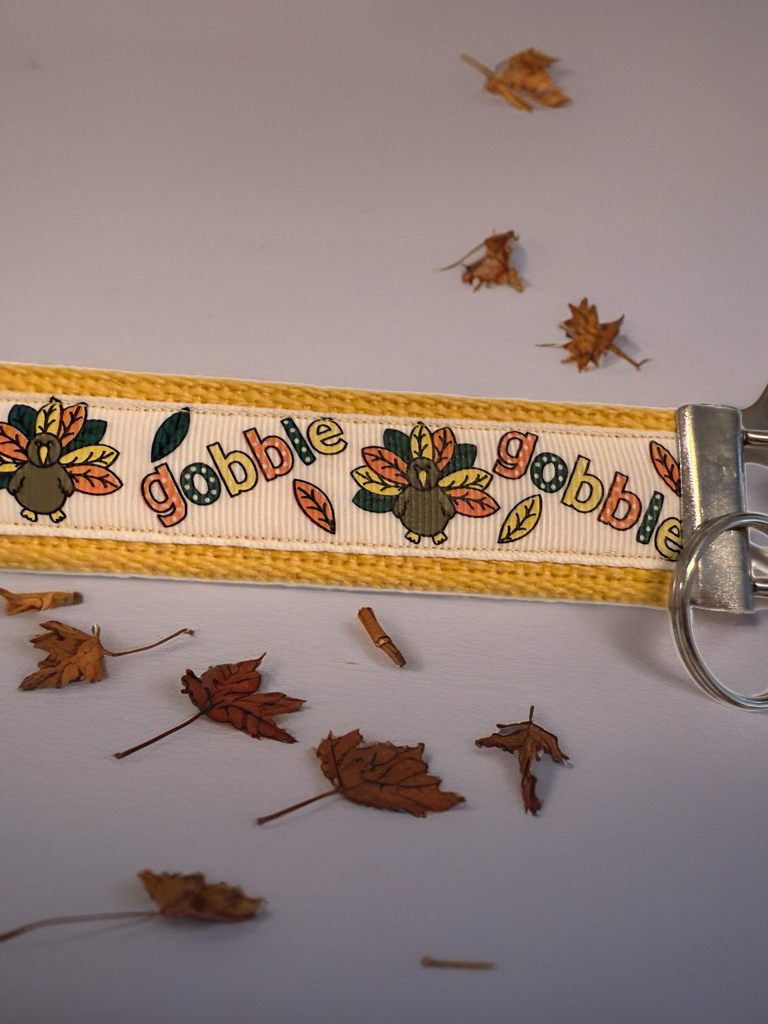 🦃 “Gobble Gobble” Turkey Wristlet Keychain – Festive & Fun for Fall!