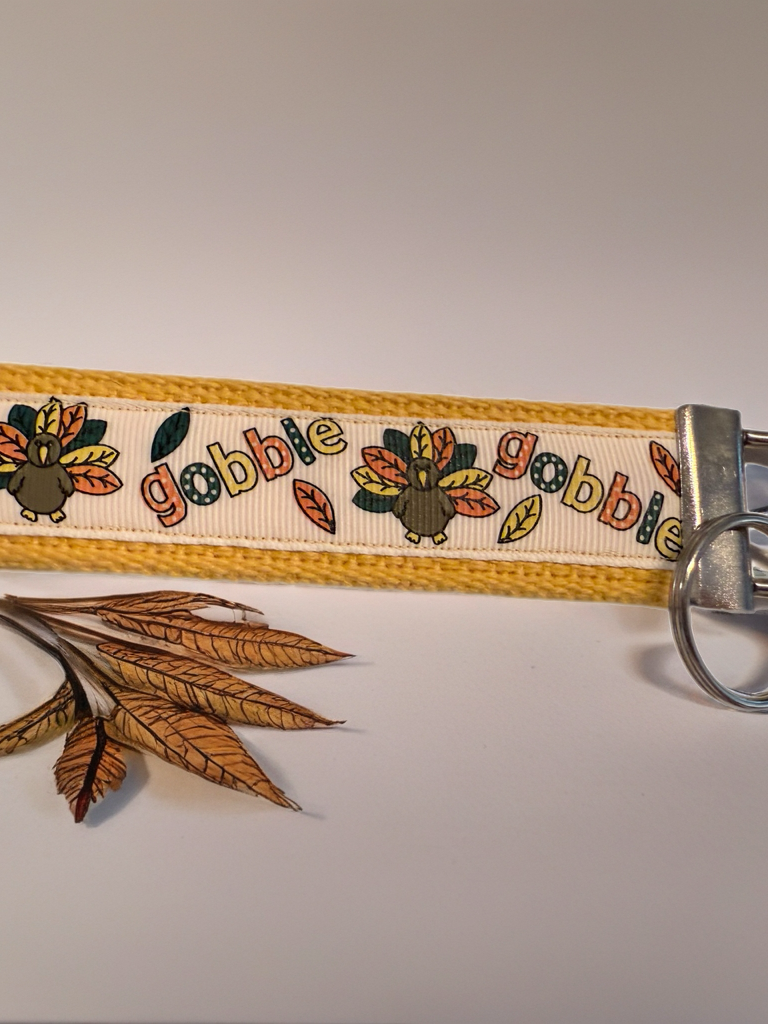 🦃 “Gobble Gobble” Turkey Wristlet Keychain – Festive & Fun for Fall!
