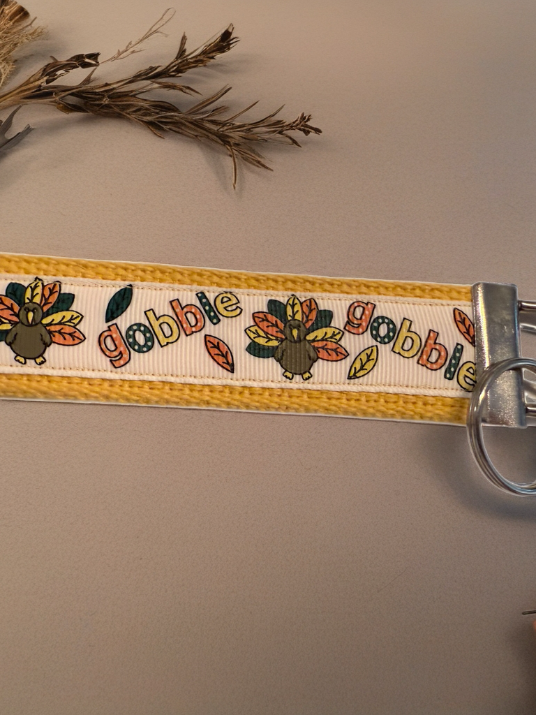 🦃 “Gobble Gobble” Turkey Wristlet Keychain – Festive & Fun for Fall!