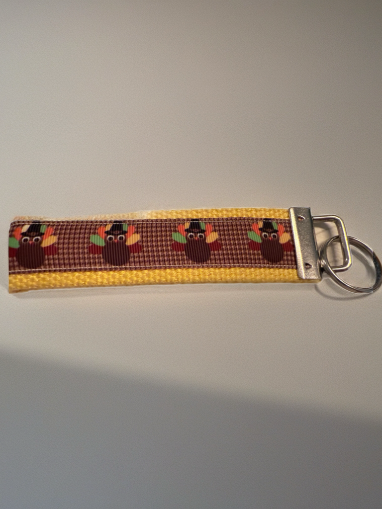 🦃 Thanksgiving Turkey Wristlet Keychain – Cute & Cozy Fall Accessory