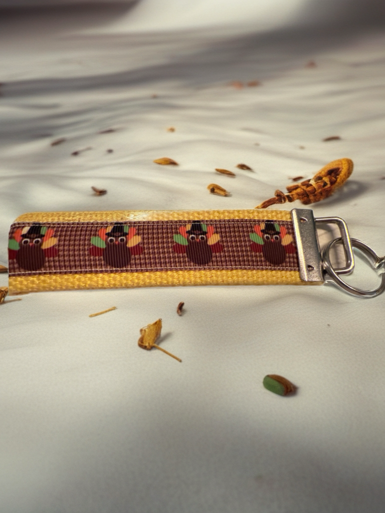 🦃 Thanksgiving Turkey Wristlet Keychain – Cute & Cozy Fall Accessory
