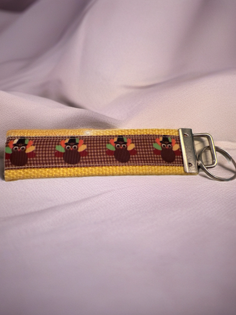 🦃 Thanksgiving Turkey Wristlet Keychain – Cute & Cozy Fall Accessory