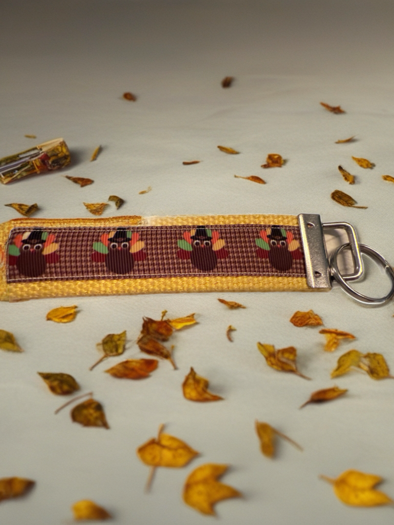 🦃 Thanksgiving Turkey Wristlet Keychain – Cute & Cozy Fall Accessory
