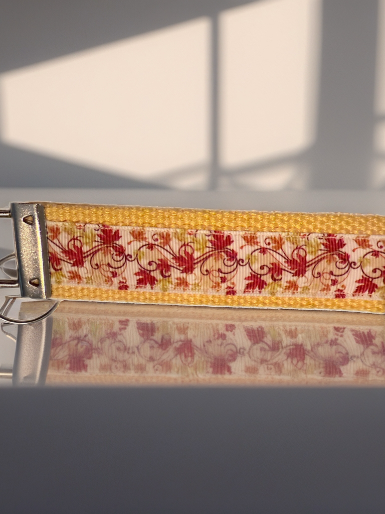 🍂 Fall Leaves Wristlet Keychain – Elegant Autumn Accessory for Seasonal Style