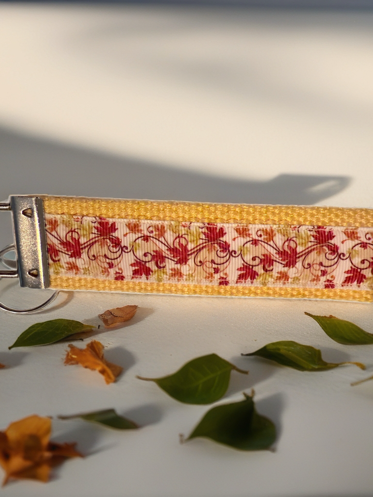🍂 Fall Leaves Wristlet Keychain – Elegant Autumn Accessory for Seasonal Style