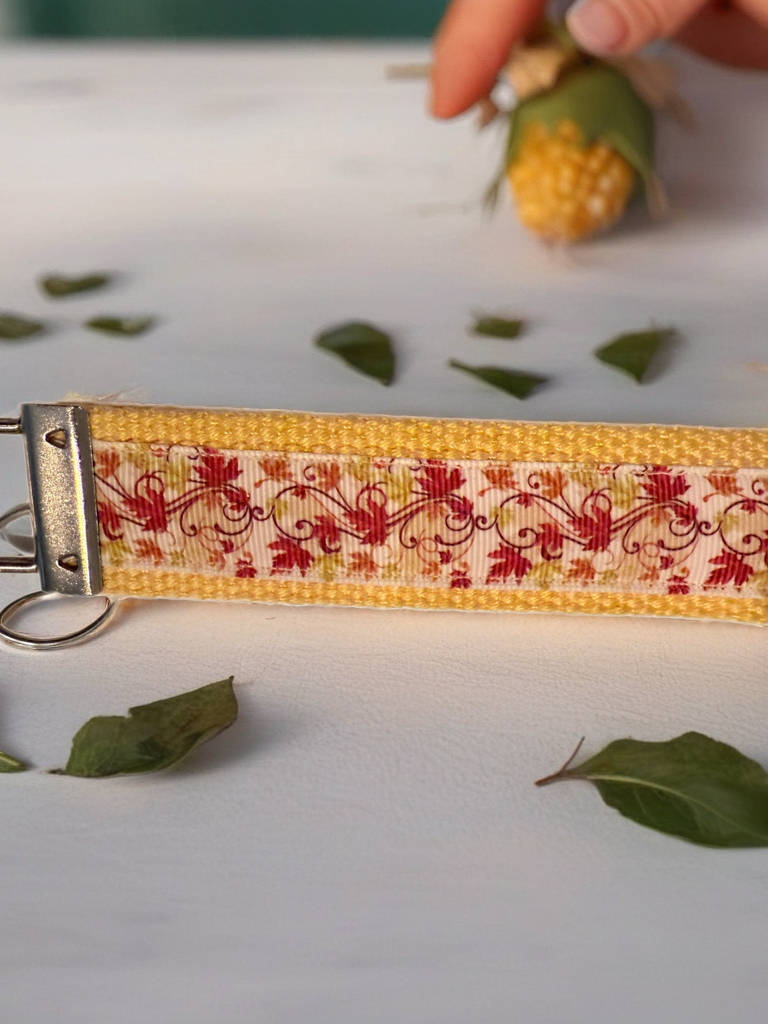 🍂 Fall Leaves Wristlet Keychain – Elegant Autumn Accessory for Seasonal Style