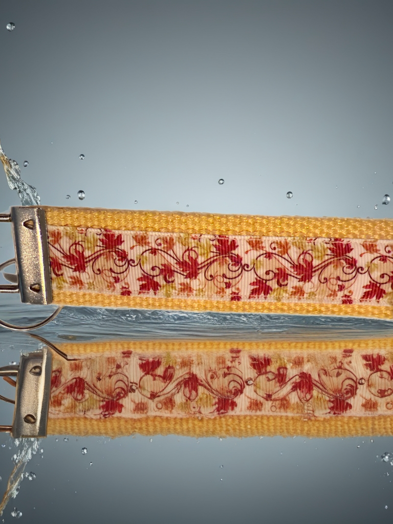 🍂 Fall Leaves Wristlet Keychain – Elegant Autumn Accessory for Seasonal Style