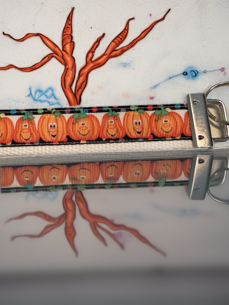 🎃 Smiling Pumpkins Wristlet Keychain – Fun & Festive Fall Accessory