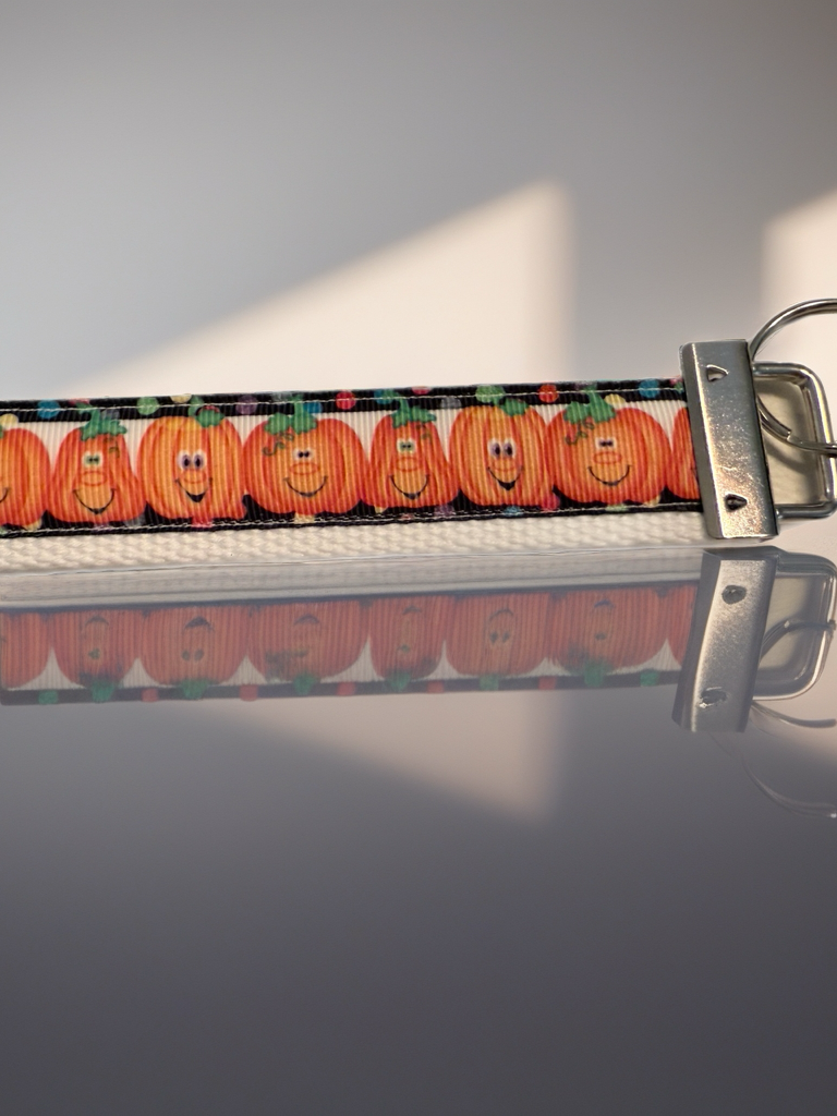 🎃 Smiling Pumpkins Wristlet Keychain – Fun & Festive Fall Accessory