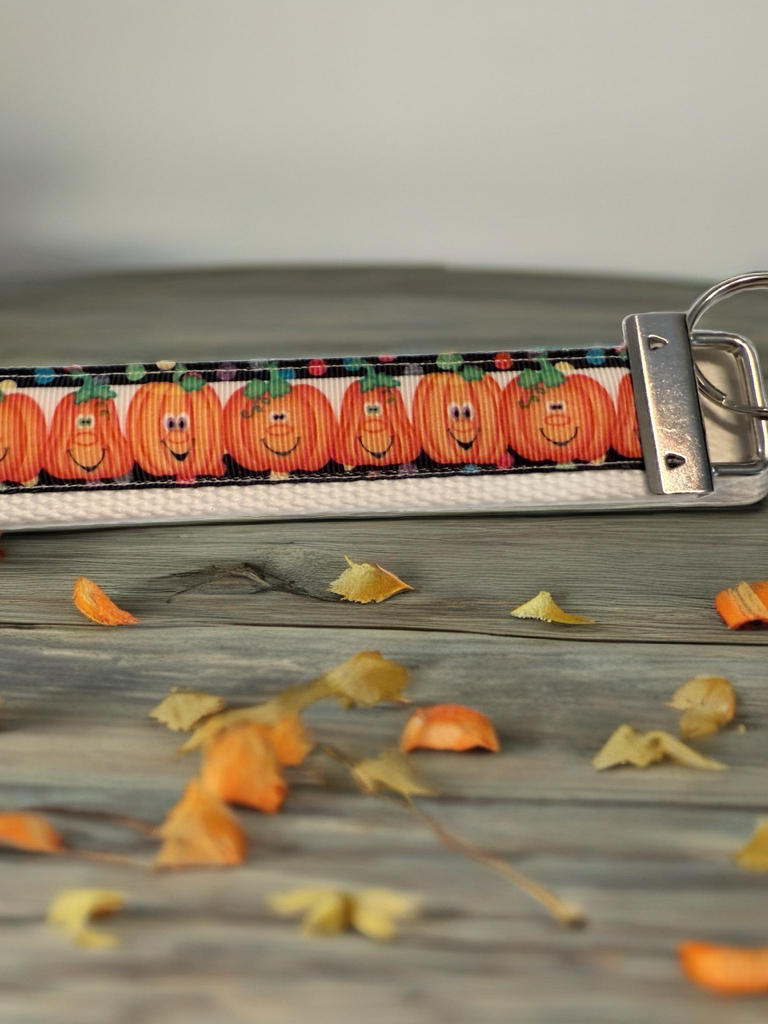 🎃 Smiling Pumpkins Wristlet Keychain – Fun & Festive Fall Accessory
