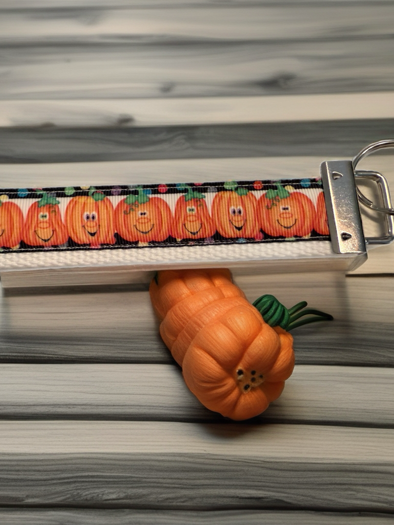 🎃 Smiling Pumpkins Wristlet Keychain – Fun & Festive Fall Accessory