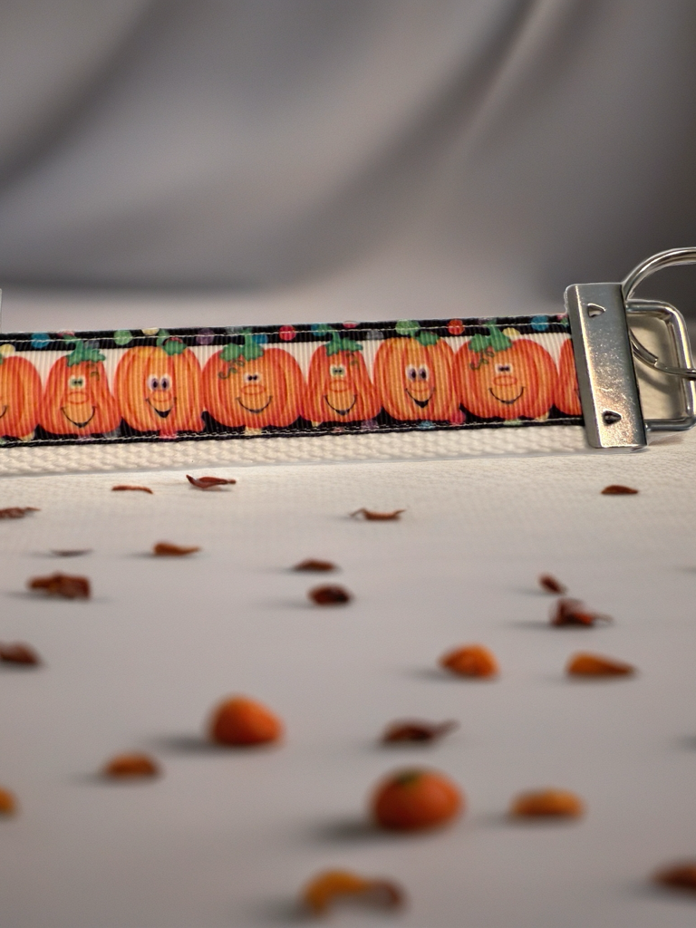 🎃 Smiling Pumpkins Wristlet Keychain – Fun & Festive Fall Accessory