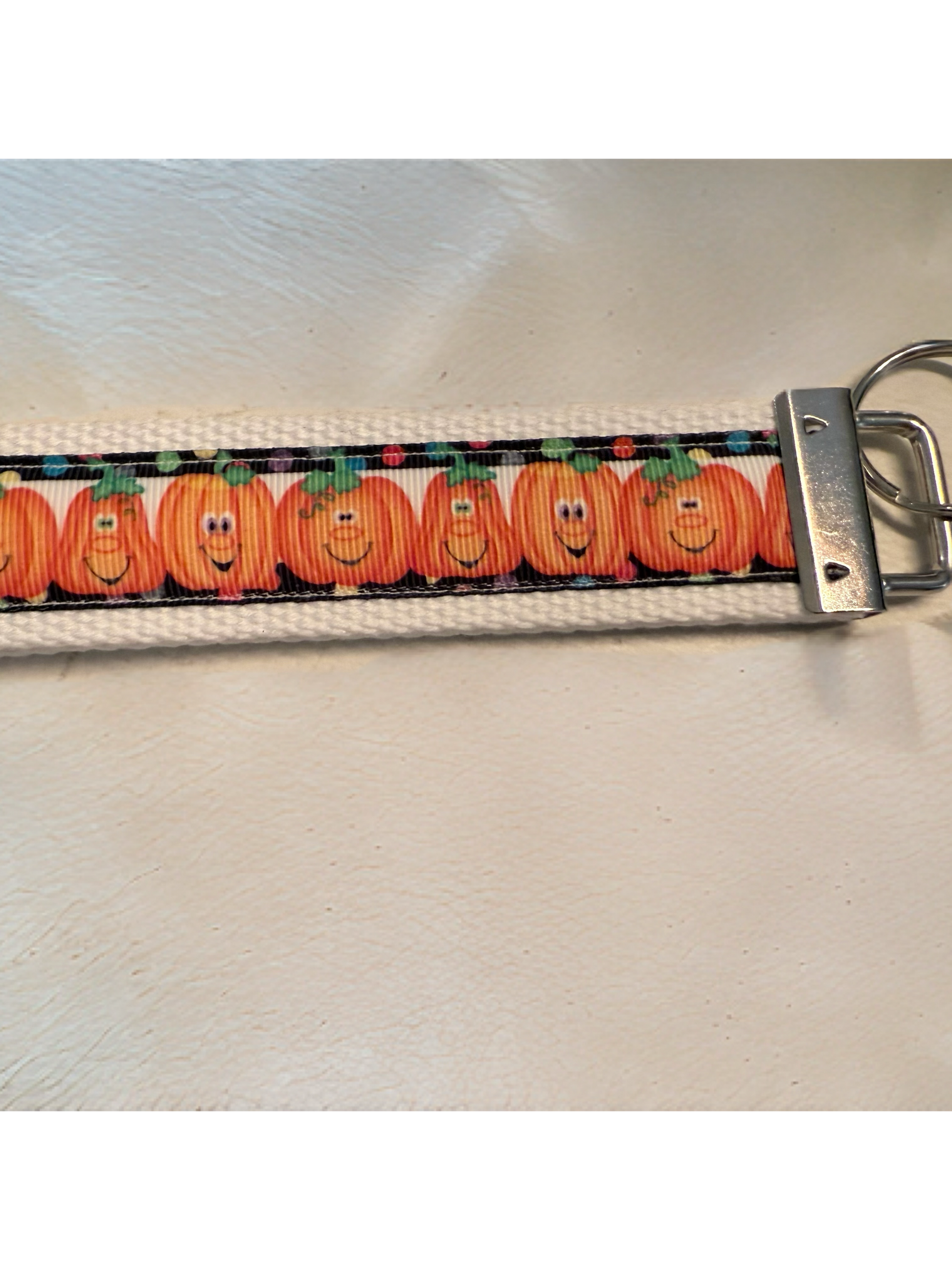🎃 Smiling Pumpkins Wristlet Keychain – Fun & Festive Fall Accessory