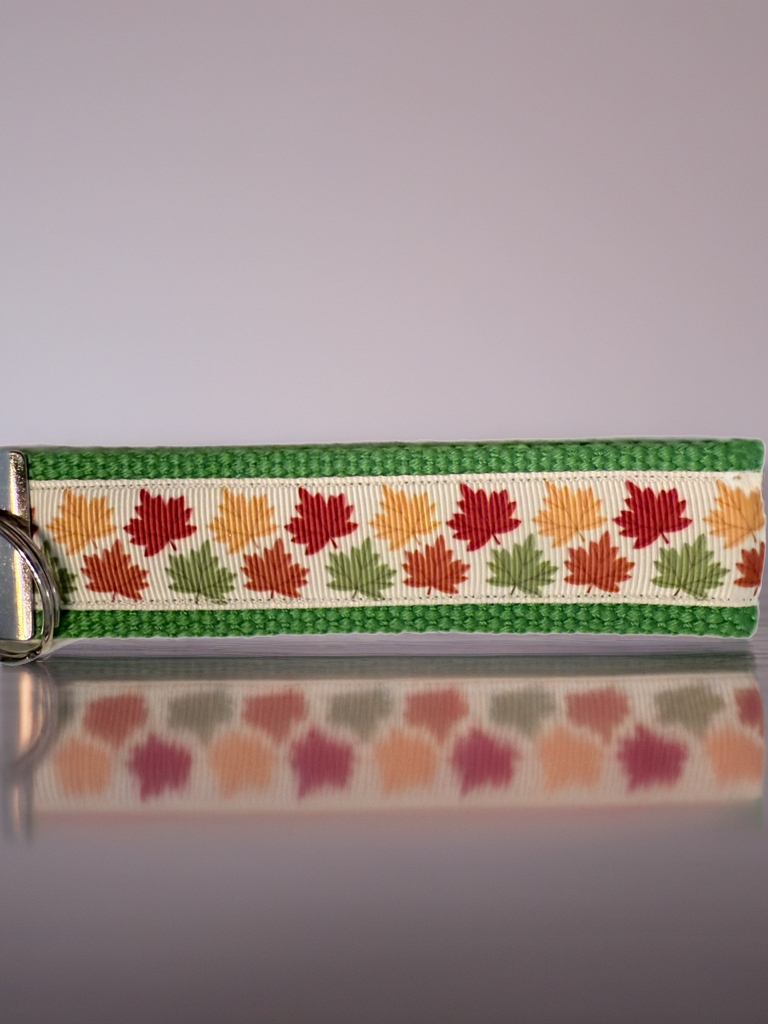 🍁 Autumn Leaves Wristlet Keychain – Handmade Fall & Thanksgiving Accessory