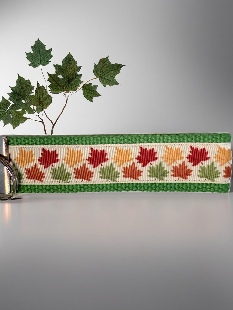 🍁 Autumn Leaves Wristlet Keychain – Handmade Fall & Thanksgiving Accessory