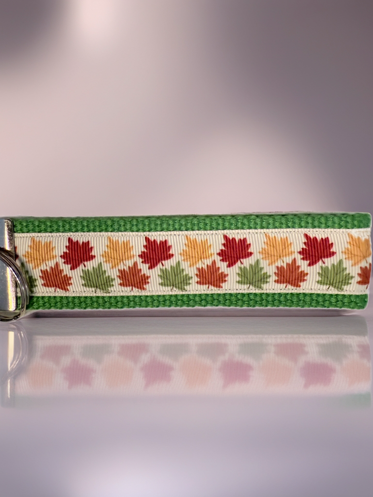 🍁 Autumn Leaves Wristlet Keychain – Handmade Fall & Thanksgiving Accessory
