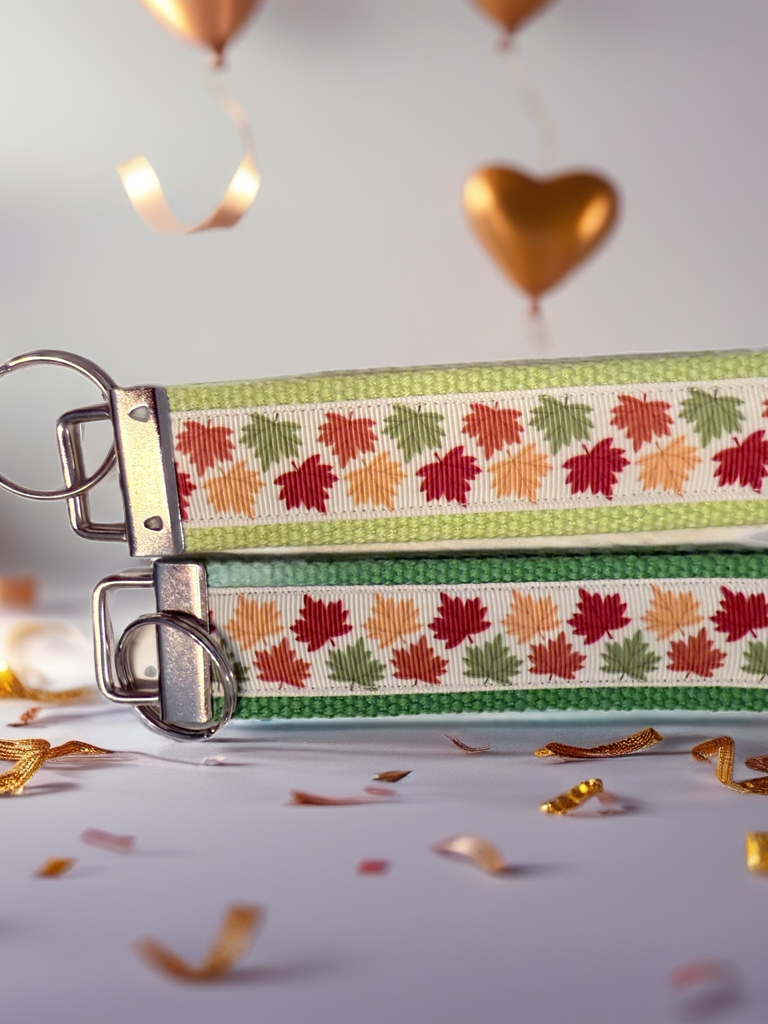 🍁 Autumn Leaves Wristlet Keychain – Handmade Fall & Thanksgiving Accessory