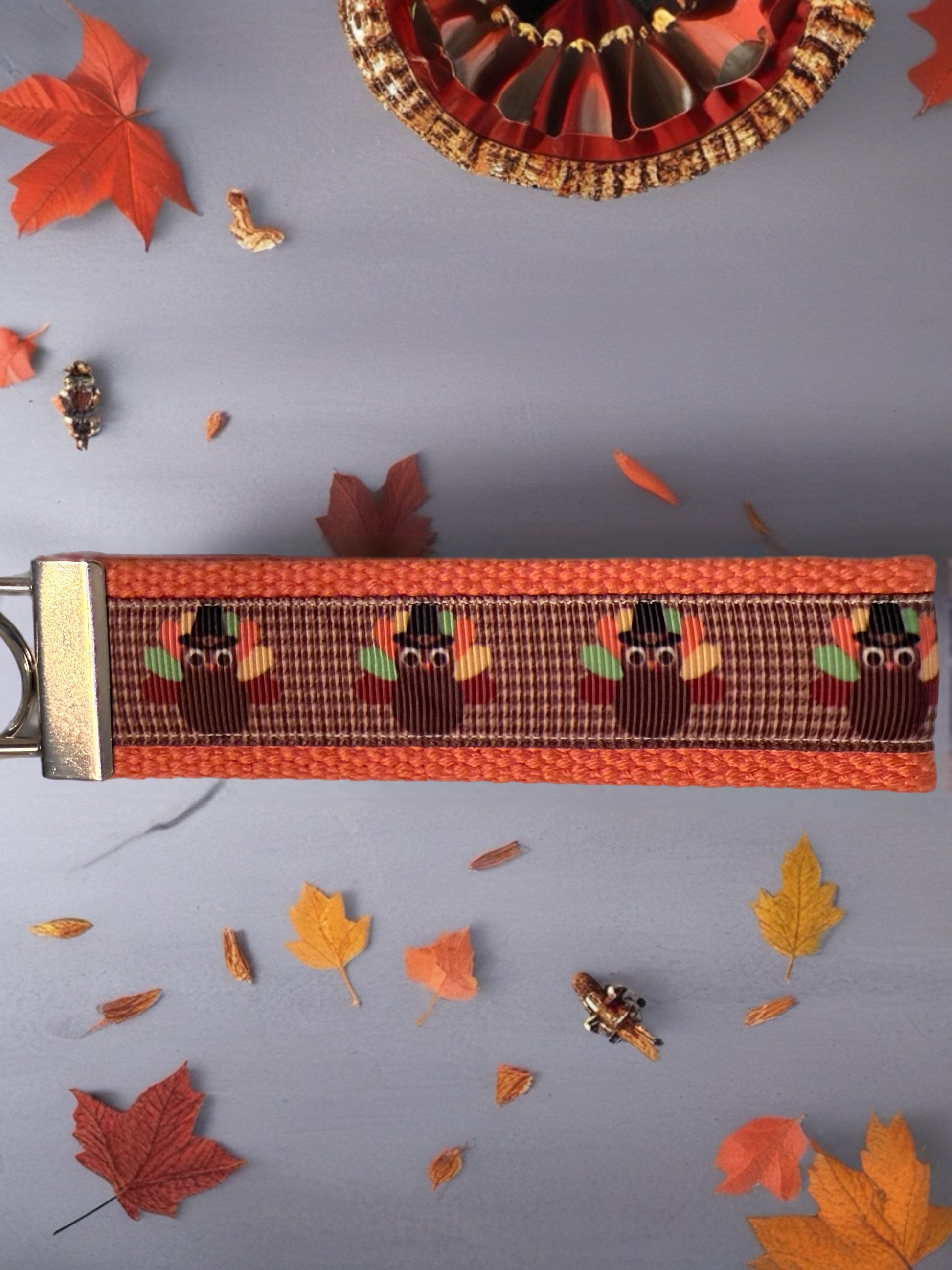 🦃 Thanksgiving Turkey Wristlet Keychain – Cute & Cozy Fall Accessory