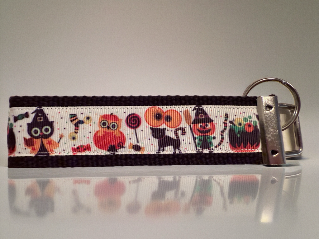 Halloween Keychain Wristlet – Cute Spooky Print Key Fob for Fall, Trick-or-Treat & Everyday Use