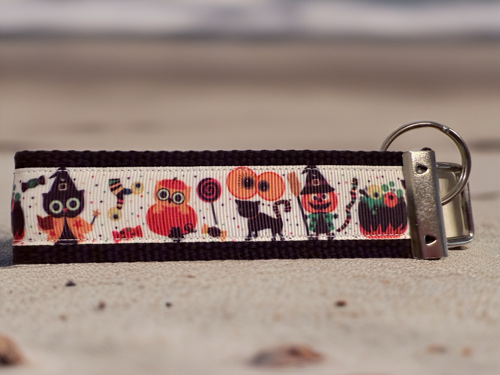 Halloween Keychain Wristlet – Cute Spooky Print Key Fob for Fall, Trick-or-Treat & Everyday Use