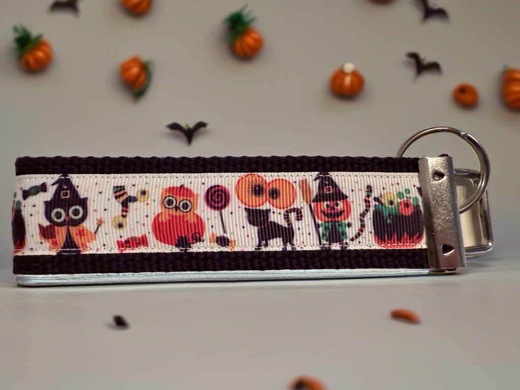 Halloween Keychain Wristlet – Cute Spooky Print Key Fob for Fall, Trick-or-Treat & Everyday Use