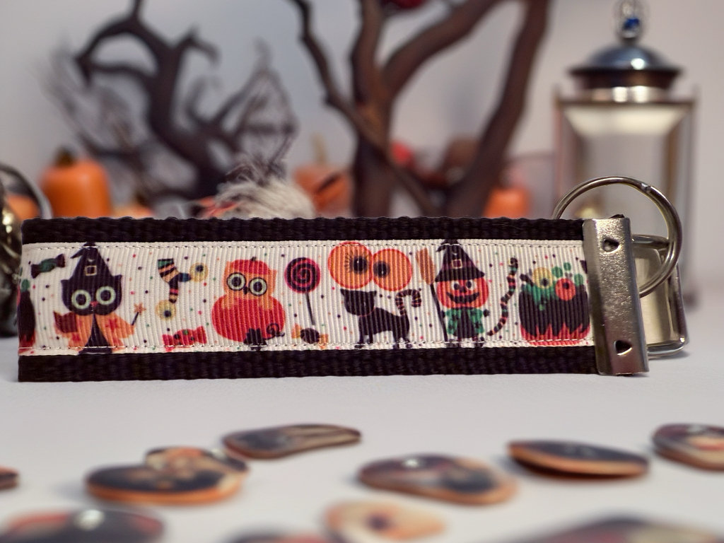 Halloween Keychain Wristlet – Cute Spooky Print Key Fob for Fall, Trick-or-Treat & Everyday Use