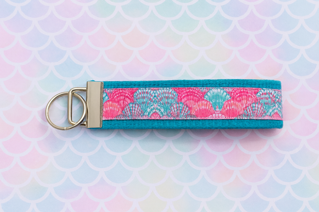 Seashell Beach Wristlet Keychain – Coastal Ocean-Inspired Key Fob