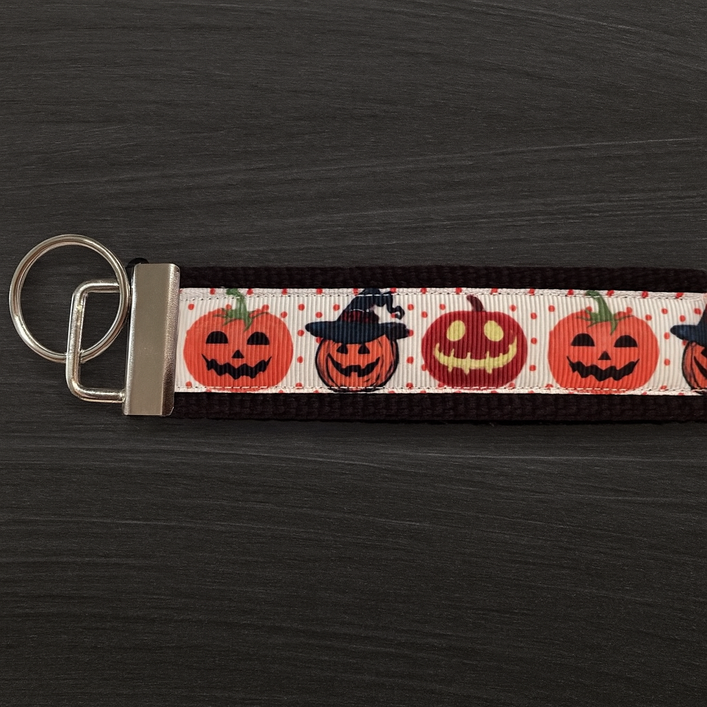 🎃 Halloween Pumpkin Keychain Wristlet – Fall & Spooky Season Key Fob
