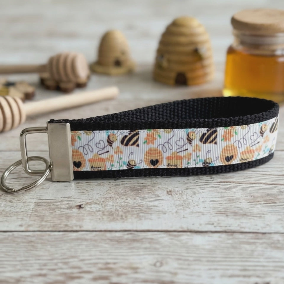🐝 Bee Wristlet Keychain – Cute Honey Bee Key Fob, Beehive Keychain for Women, Bee Lover Gift, Floral Bee Pattern, Handmade Keychain Wristlet