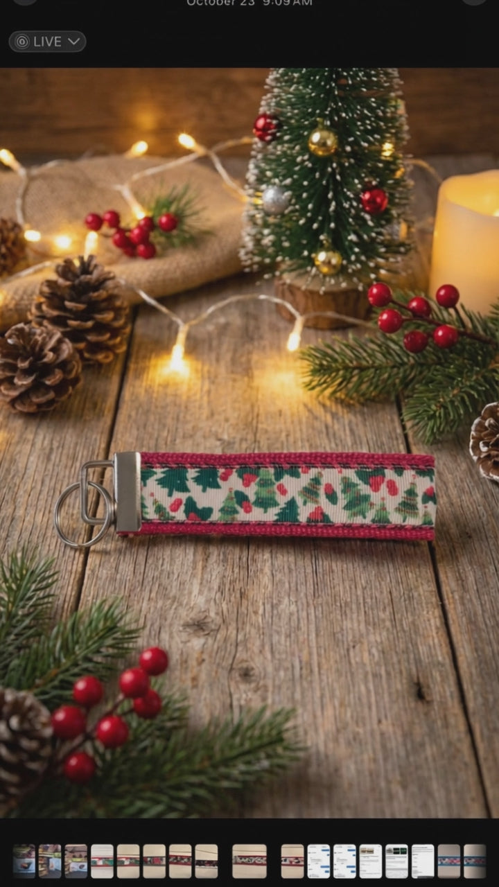 🎄 Christmas Holiday Wristlet Keychain – Festive Pine Tree & Holly Pattern – Perfect Stocking Stuffer!
