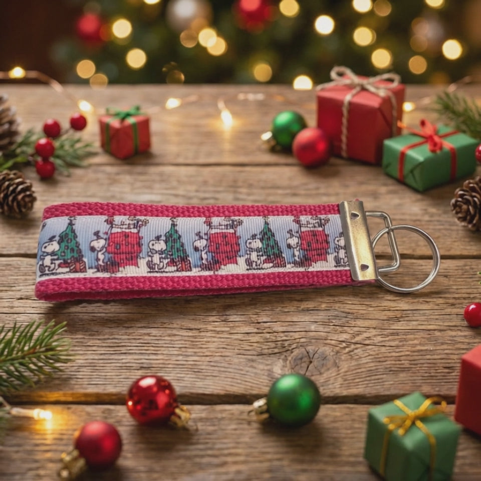 🎄 Christmas Snoopy Keychain – Festive Holiday Wristlet | Cute Gift Idea | Stocking Stuffer