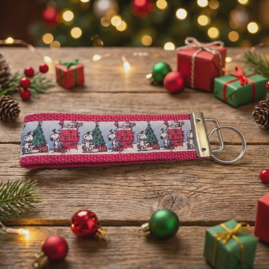 🎄 Christmas Snoopy Keychain – Festive Holiday Wristlet | Cute Gift Idea | Stocking Stuffer